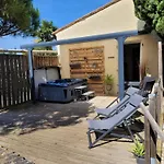 Pensión 15' Cité De Carcassonne, Au Calme, Petit-déjeuner Et Jacuzzi En Supplément