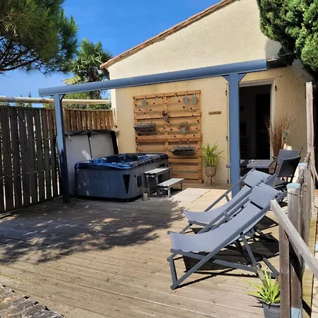 Maison d'hôtes 15' Cité De Carcassonne, Au Calme, Petit-déjeuner Et Jacuzzi En Supplément