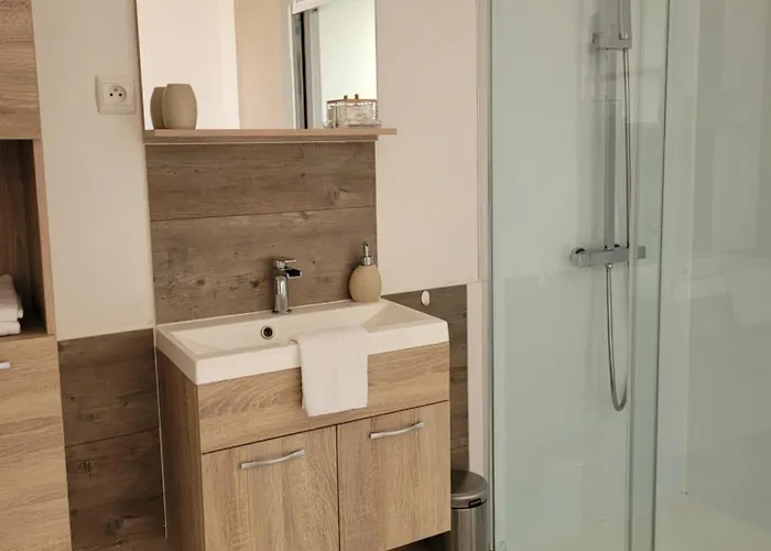 15min De La Cite De Carcassonne Dans Petit Village, Au Calme, Petit-dejeuner Et Jacuzzi En Supplement 3*